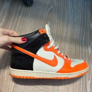 NIKE Zoom Dunk 2009 High Tops
Orange and Black RARE